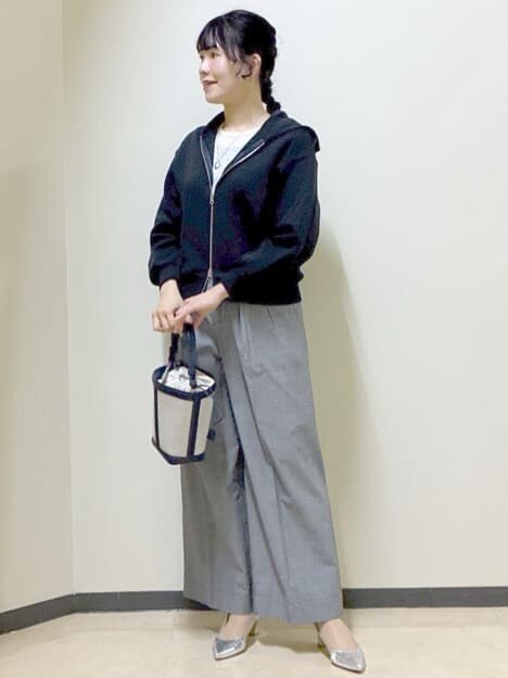 ブルー系のパーカー、ホワイト系のTシャツ/カットソー、ブラック系のタンクトップを着用したレディースの冬コーディネートの6枚目の写真