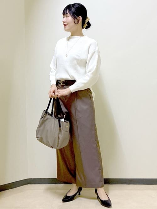 ホワイト系のニット/セーター、ブラウン系のその他パンツ、グレー系のノーカラーコートを着用したレディースの冬コーディネートの7枚目の写真