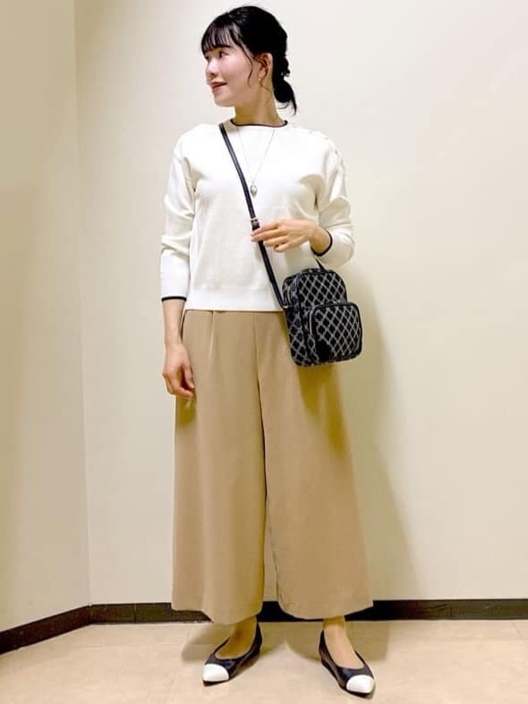 ホワイト系のニット/セーター、イエロー系のその他パンツ、ブルー系のショルダーバッグを着用したレディースの春コーディネートの7枚目の写真