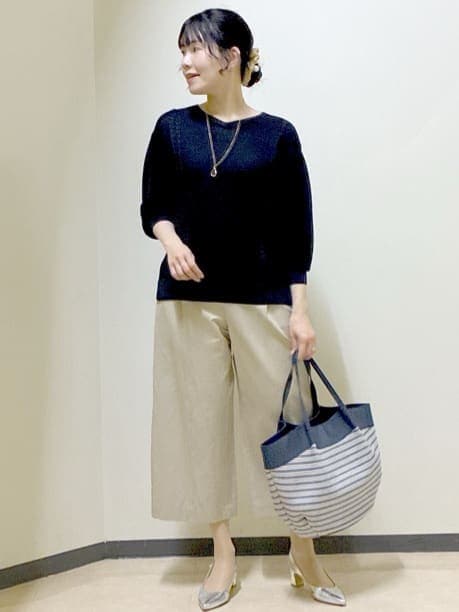 ベージュ系のその他パンツ、ブラック系のニット/セーター、ブルー系のトートバッグを着用したレディースの春コーディネートの5枚目の写真