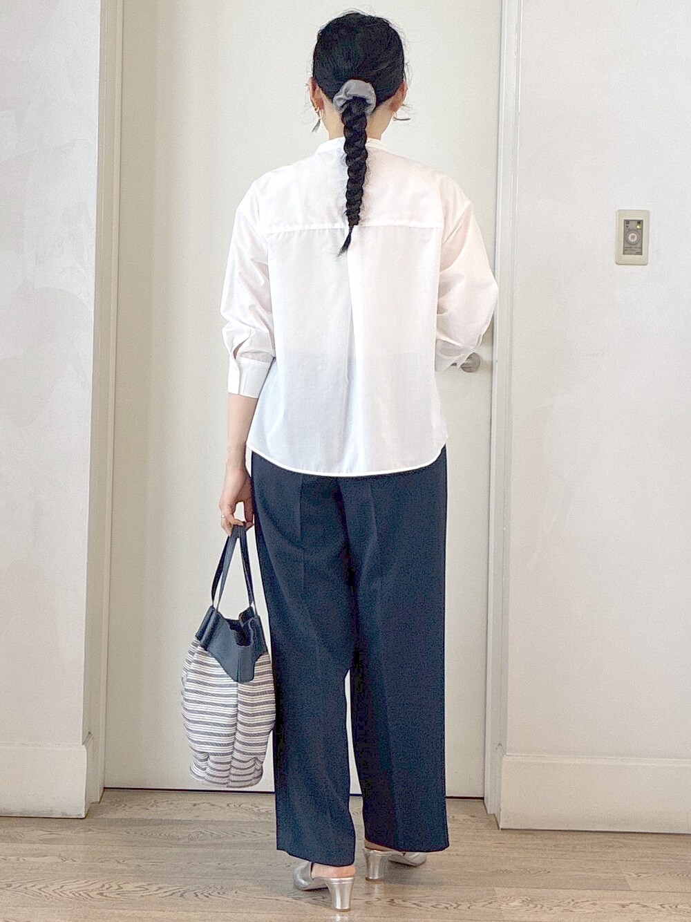 ホワイト系のシャツ/ブラウス、ブルー系のその他パンツ、ブルー系のトートバッグを着用したレディースの春コーディネートの3枚目の写真