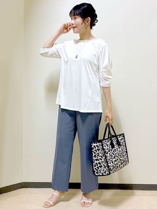 ホワイト系のTシャツ/カットソー、ブルー系のその他パンツ、ブルー系のTシャツ/カットソーを着用したレディースの夏コーディネートの8枚目の写真