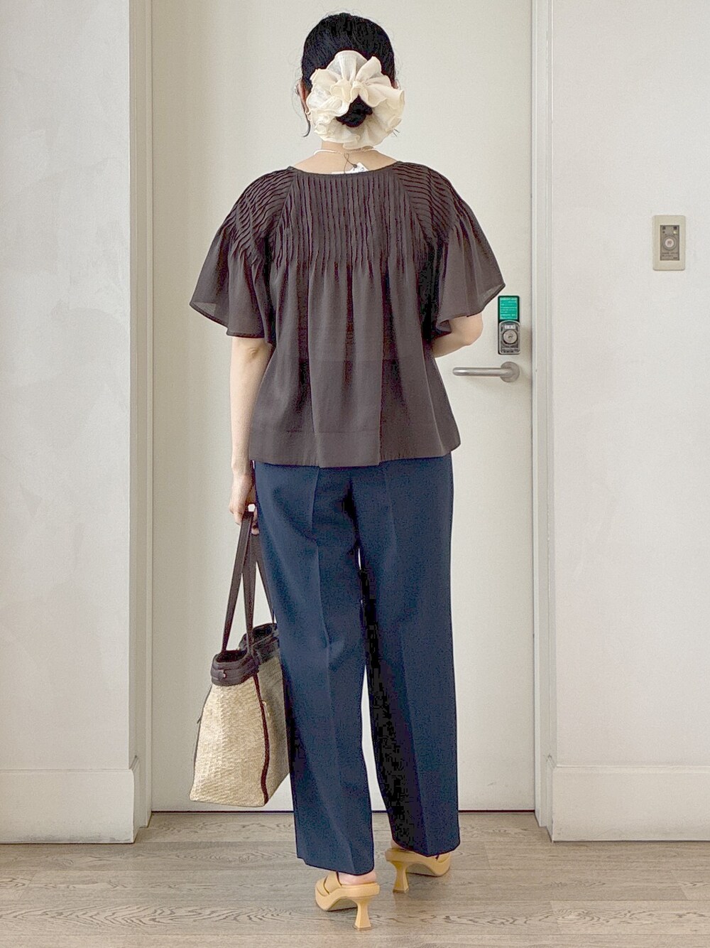 ブラウン系のシャツ/ブラウス、ベージュ系のタンクトップ、ブルー系のその他パンツを着用したレディースの夏コーディネートの3枚目の写真