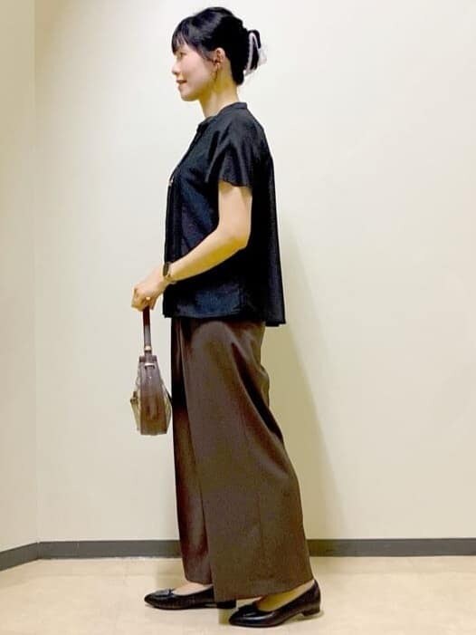 ブラック系のシャツ/ブラウス、ブルー系のシャツ/ブラウス、ブラック系のタンクトップを着用したレディースの秋コーディネートの2枚目の写真