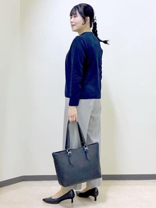 ブルー系のカーディガン/ボレロ、ブルー系のニット/セーター、グレー系のその他パンツを着用したレディースの冬コーディネートの4枚目の写真
