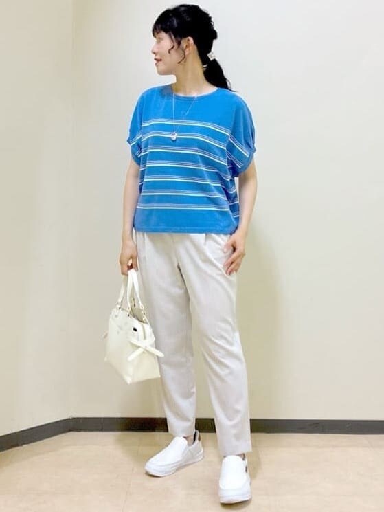 ブルー系のニット/セーター、ベージュ系のその他パンツ、ホワイト系のトートバッグを着用したレディースの夏コーディネートの8枚目の写真