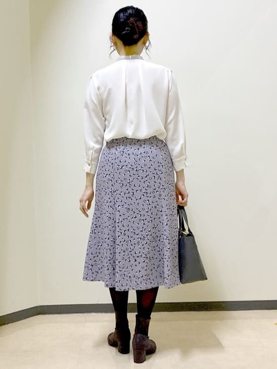 ホワイト系のシャツ/ブラウス、グレー系のスカート、ブラック系のノーカラージャケットを着用したレディースの冬コーディネートの3枚目の写真