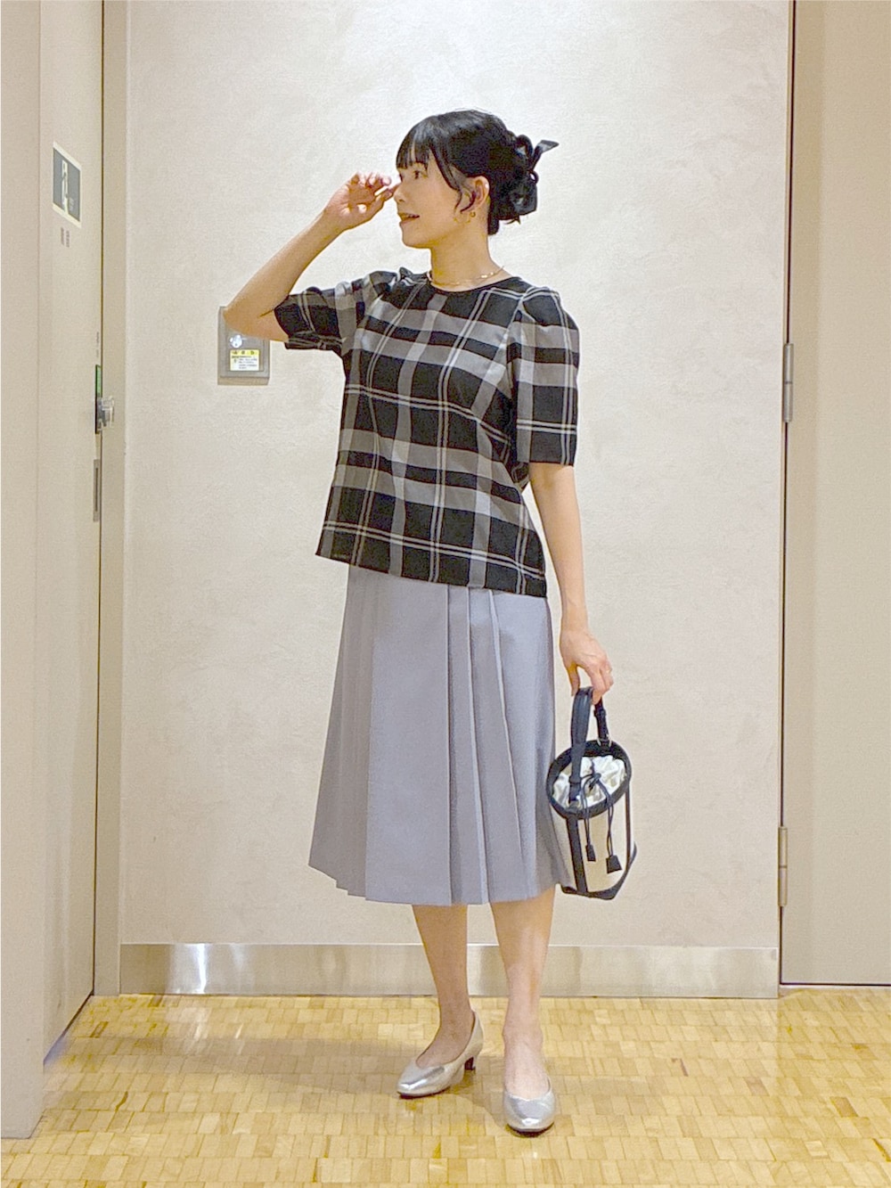 ブラック系のシャツ/ブラウス、ブルー系のスカート、ブルー系のブルゾンを着用したレディースの夏コーディネートの7枚目の写真