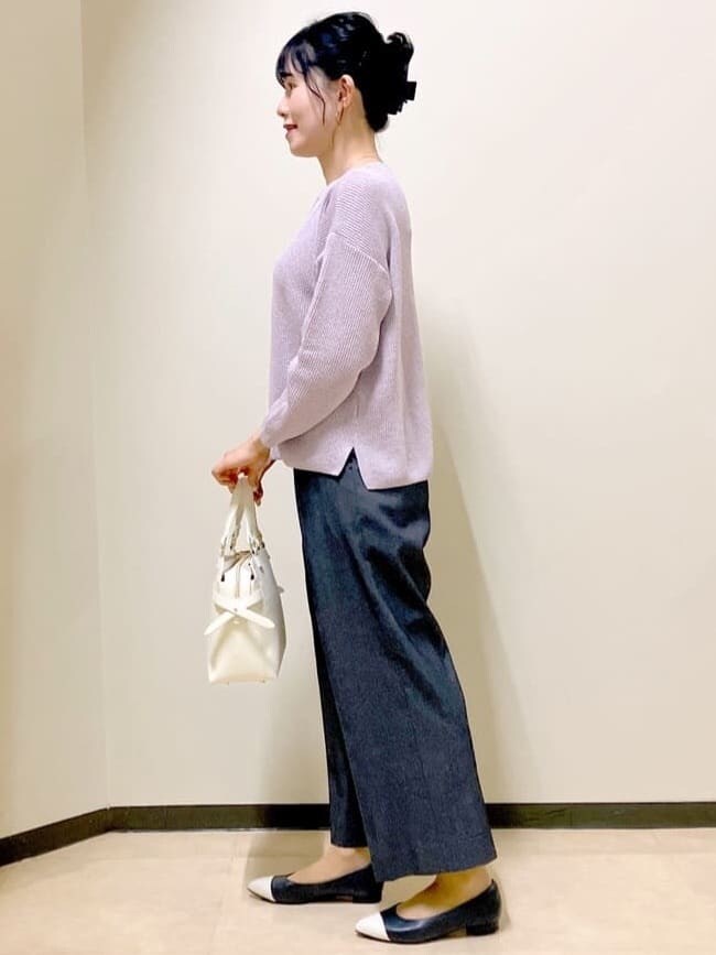 ピンク系のニット/セーター、ブルー系のその他パンツ、ベージュ系のピーコートを着用したレディースの春コーディネートの2枚目の写真