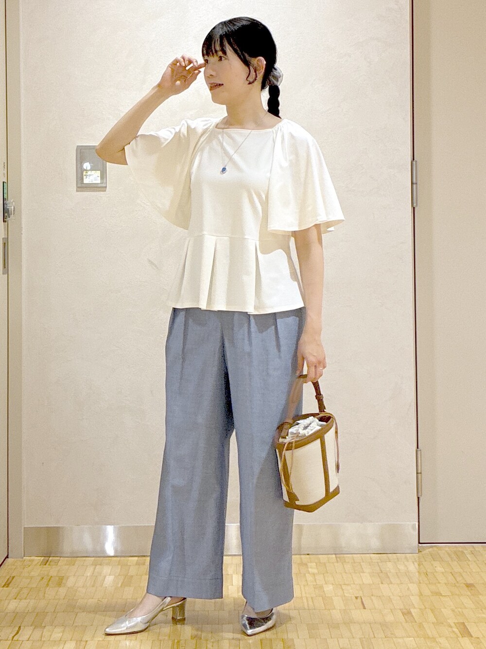 ホワイト系のTシャツ/カットソー、ブルー系のその他パンツ、オレンジ系のシャツ/ブラウスを着用したレディースの夏コーディネートの5枚目の写真