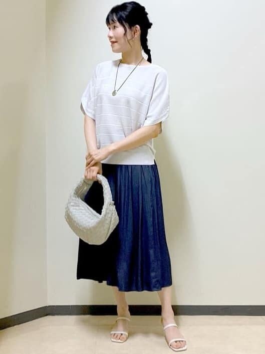 グレー系のニット/セーター、ブルー系のその他パンツ、ブルー系のニット/セーターを着用したレディースの夏コーディネートの8枚目の写真