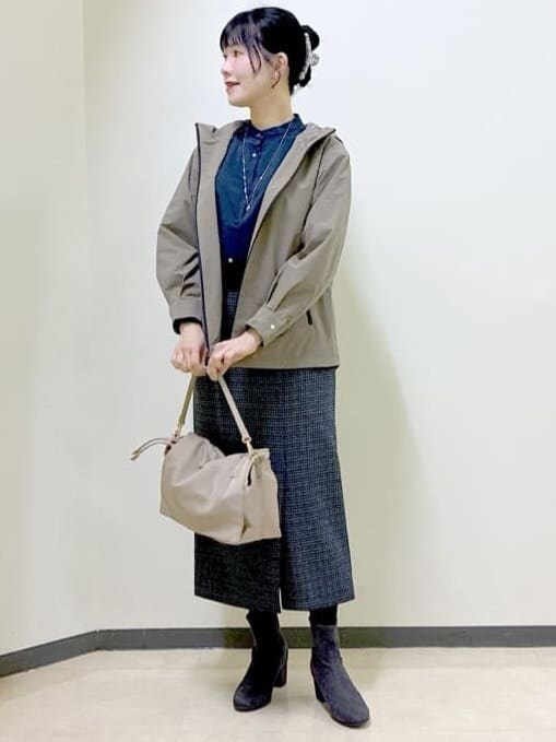 グリーン系のブルゾン、ブルー系のシャツ/ブラウス、グレー系のスカートを着用したレディースの冬コーディネートの7枚目の写真