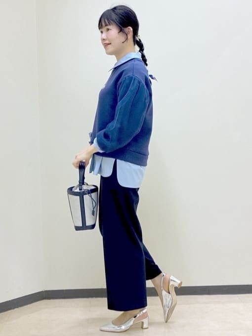 ブルー系のその他パンツ、ブルー系のシャツ/ブラウス、ブルー系のTシャツ/カットソーを着用したレディースの冬コーディネートの2枚目の写真