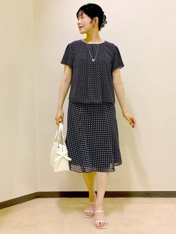 ブルー系のシャツ/ブラウス、ブルー系のスカート、ホワイト系のカーディガン/ボレロを着用したレディースの夏コーディネートの6枚目の写真