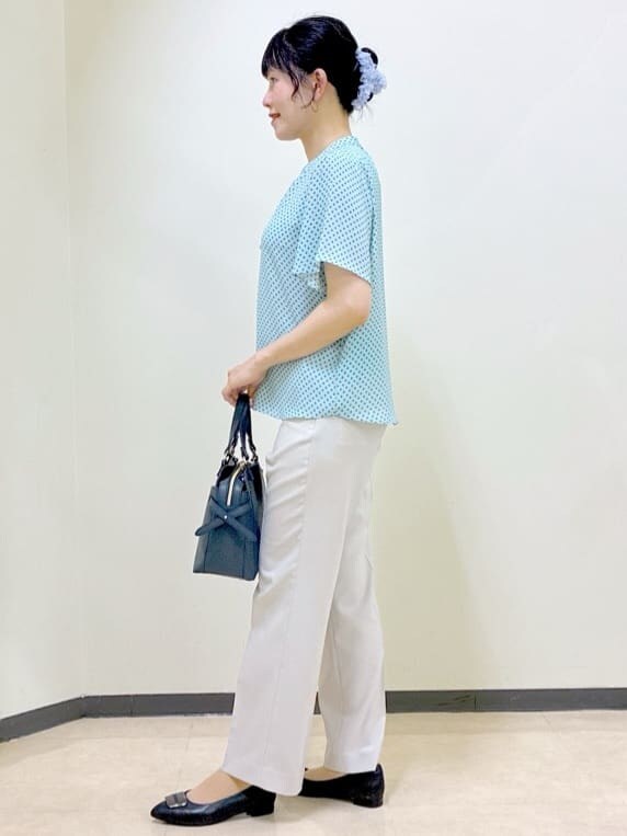 ブルー系のシャツ/ブラウス、ベージュ系のその他パンツ、ブルー系のトートバッグを着用したレディースの夏コーディネートの2枚目の写真