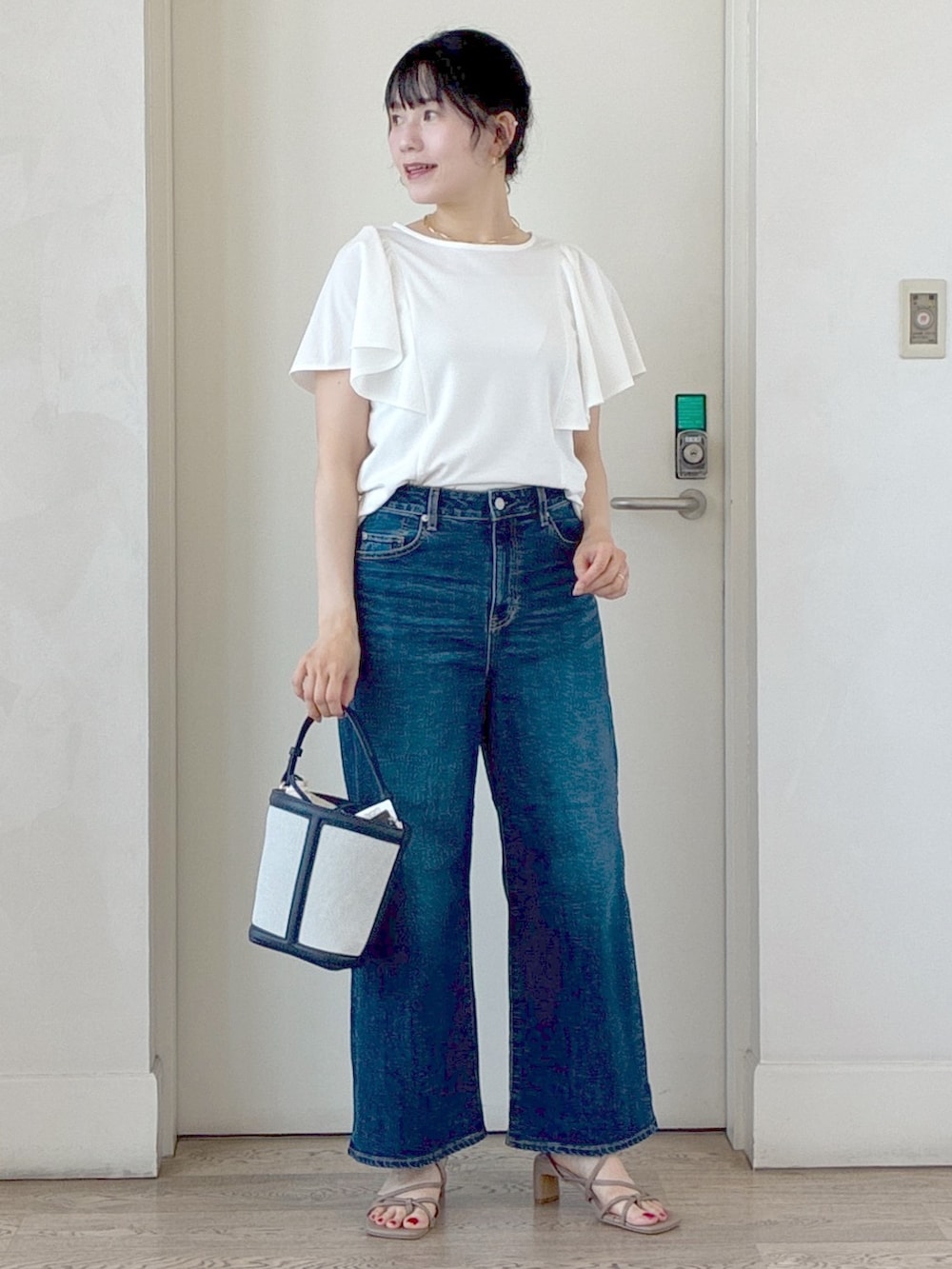 ホワイト系のTシャツ/カットソー、グリーン系のテーラードジャケット、ブルー系のデニムパンツを着用したレディースの夏コーディネートの9枚目の写真