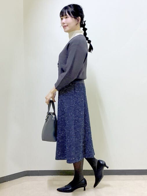 グレー系のカーディガン/ボレロ、ブラック系のタンクトップ、ホワイト系のTシャツ/カットソーを着用したレディースの冬コーディネートの2枚目の写真