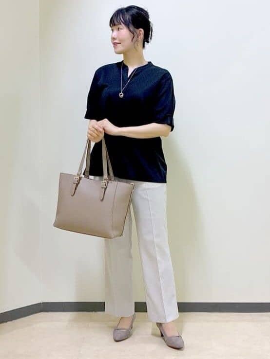 ブラック系のTシャツ/カットソー、ベージュ系のその他パンツ、ブラウン系のトートバッグを着用したレディースの秋コーディネートの8枚目の写真