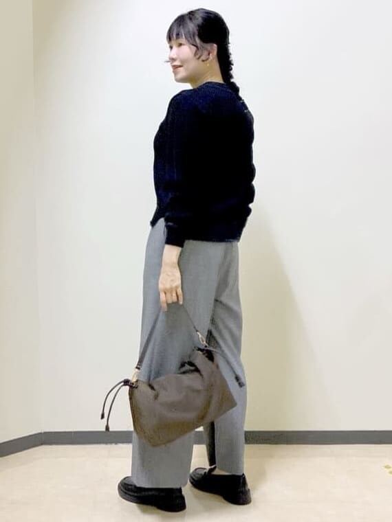 ブラック系のニット/セーター、グレー系のその他パンツ、ブラウン系のショルダーバッグを着用したレディースの冬コーディネートの4枚目の写真
