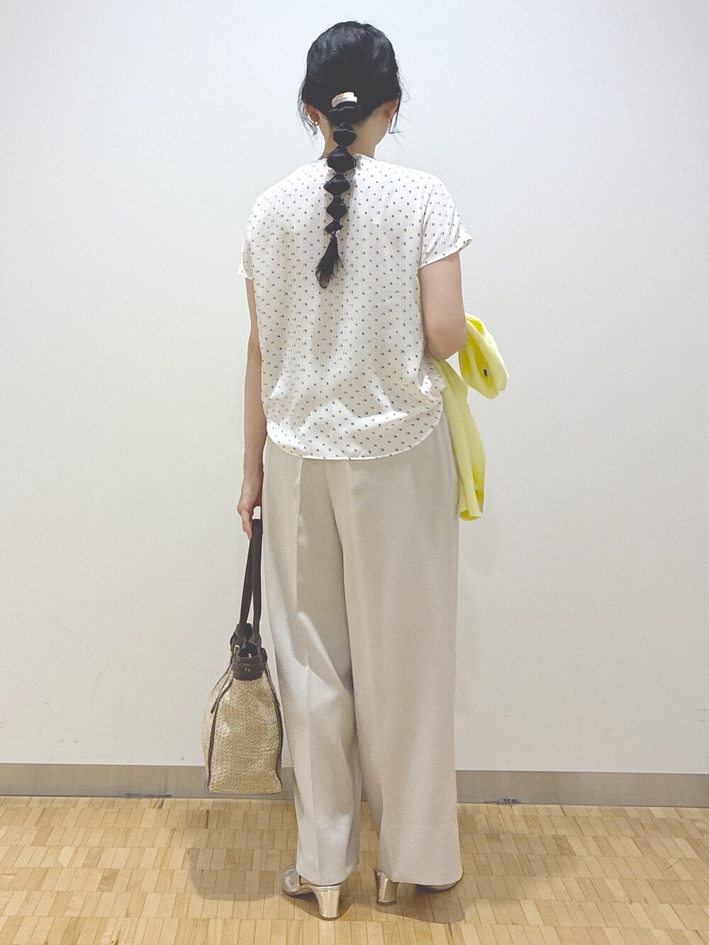 ブルー系のシャツ/ブラウス、ベージュ系のその他パンツ、イエロー系のトートバッグを着用したレディースの春コーディネートの3枚目の写真