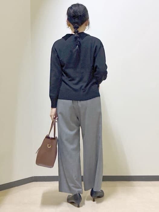 ブラック系のニット/セーター、グレー系のその他パンツ、ブラウン系のボストンバッグを着用したレディースの冬コーディネートの3枚目の写真