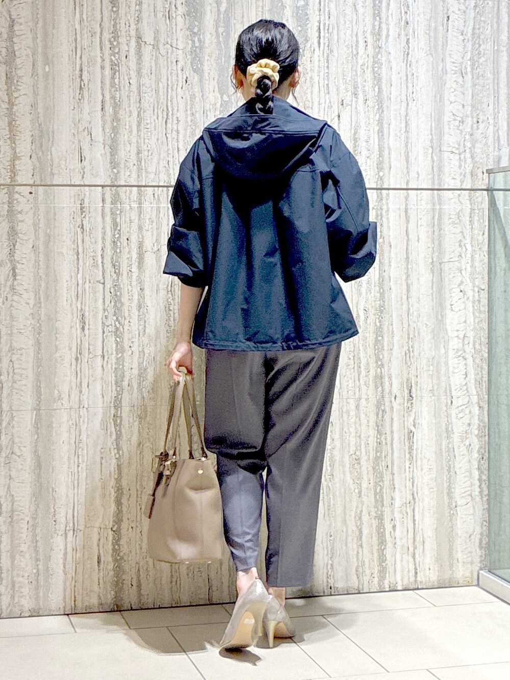ブルー系のブルゾン、パープル系のシャツ/ブラウス、グレー系のその他パンツを着用したレディースの秋コーディネートの3枚目の写真