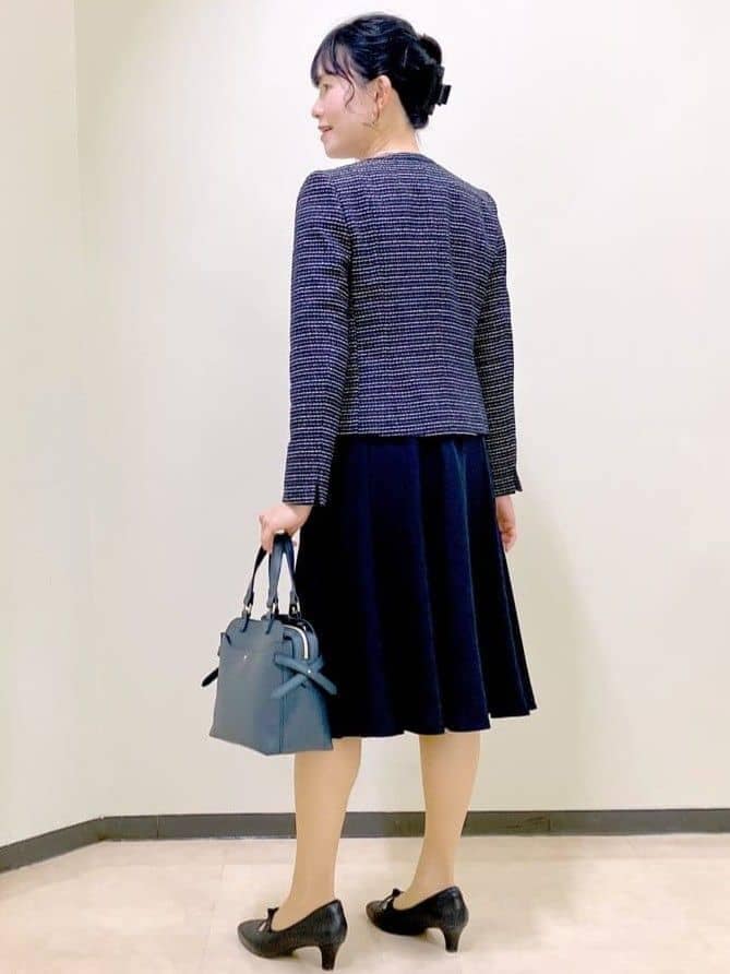 パープル系のシャツ/ブラウス、ブルー系のノーカラージャケット、ブルー系のスカートを着用したレディースの春コーディネートの7枚目の写真
