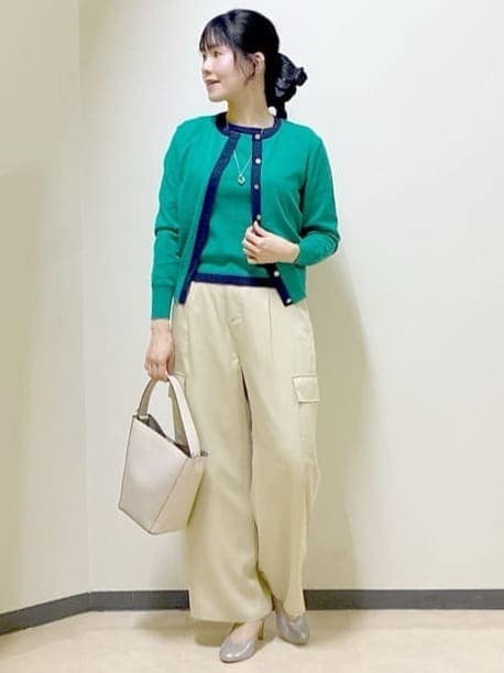 ベージュ系のその他パンツ、ベージュ系のショルダーバッグ、グリーン系のニット/セーターを着用したレディースの春コーディネートの6枚目の写真