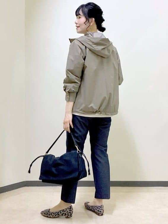 ベージュ系のTシャツ/カットソー、グリーン系のブルゾン、ブルー系のその他パンツを着用したレディースの秋コーディネートの9枚目の写真