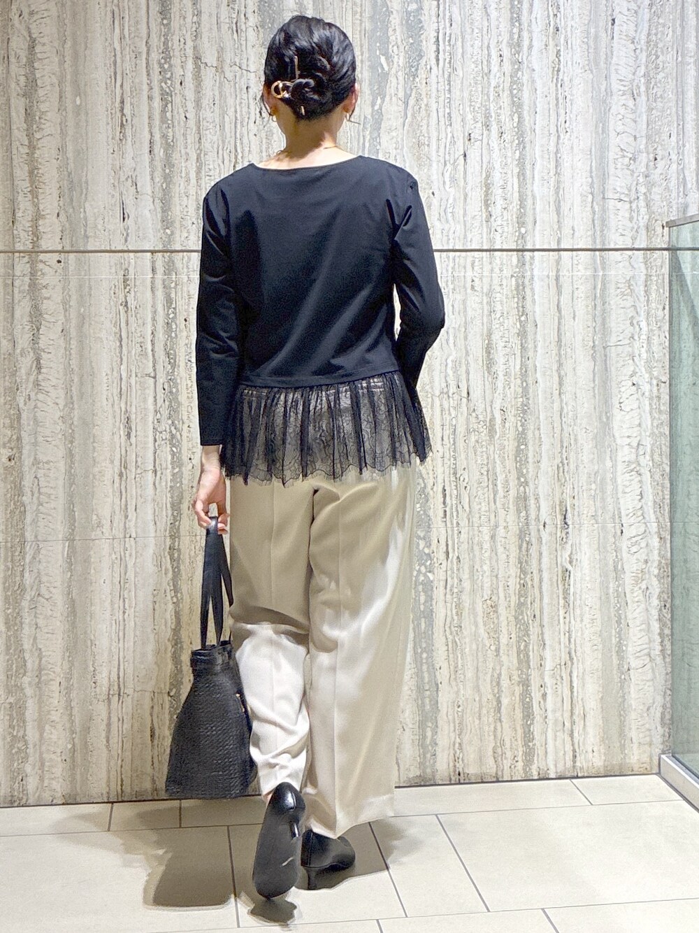 ブラック系のTシャツ/カットソー、ベージュ系のその他パンツ、ブラック系のトートバッグを着用したレディースの夏コーディネートの3枚目の写真
