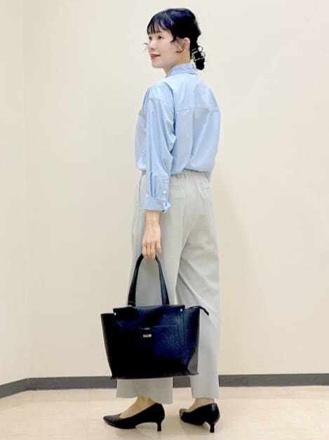 ブルー系のカーディガン/ボレロ、ブルー系のシャツ/ブラウス、グレー系のその他パンツを着用したレディースの春コーディネートの4枚目の写真
