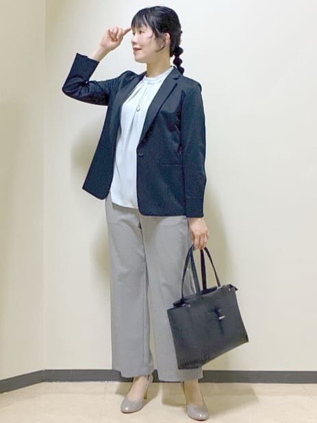 グレー系のその他パンツ、ブルー系のシャツ/ブラウス、ブルー系のテーラードジャケットを着用したレディースの春コーディネートの5枚目の写真