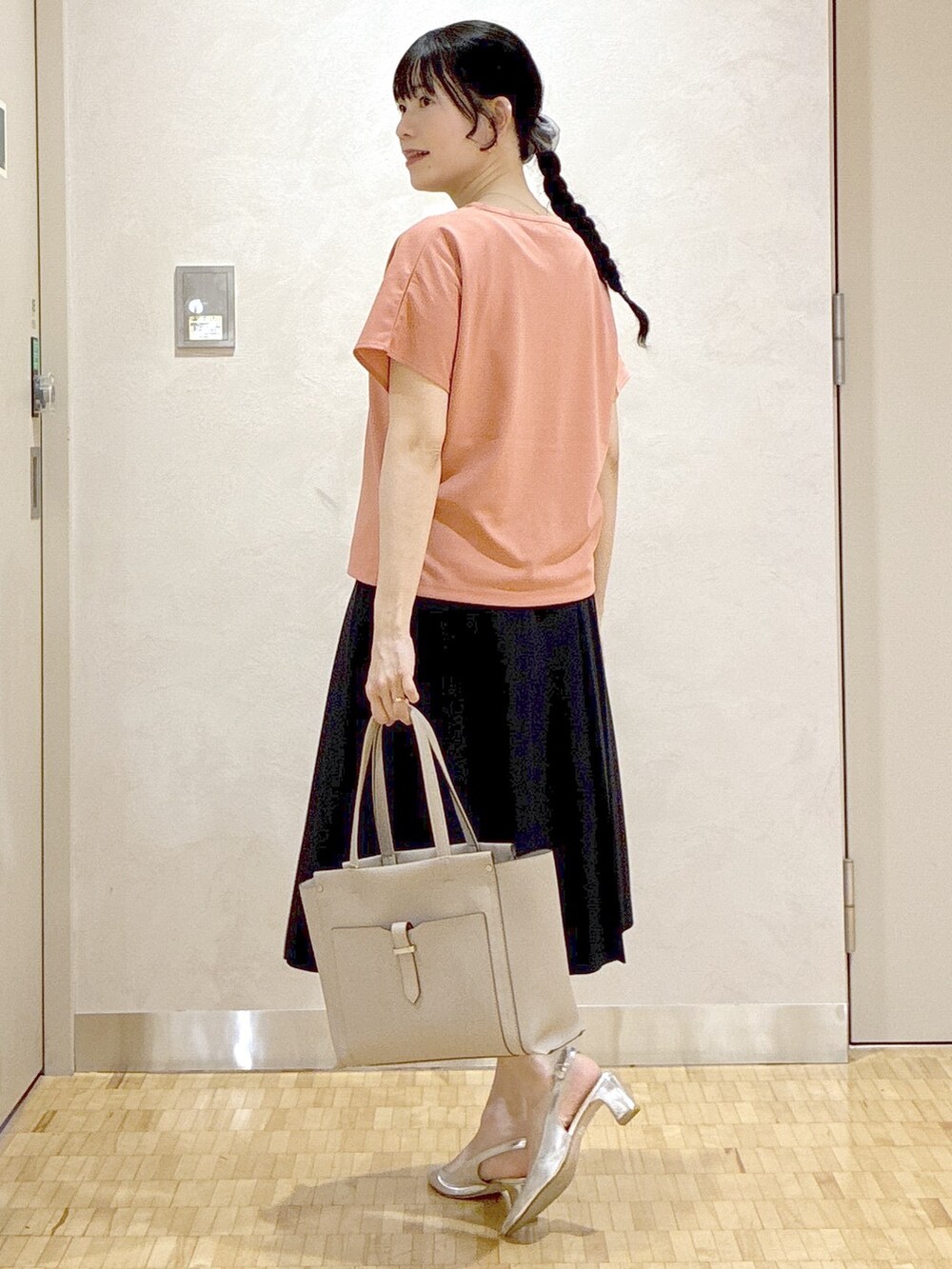 ピンク系のTシャツ/カットソー、ブルー系のスカート、グレー系のノーカラージャケットを着用したレディースの夏コーディネートの4枚目の写真