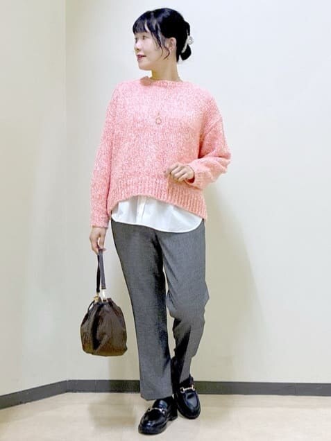 レッド系のニット/セーター、ホワイト系のTシャツ/カットソー、ブラック系のその他パンツを着用したレディースの冬コーディネートの7枚目の写真