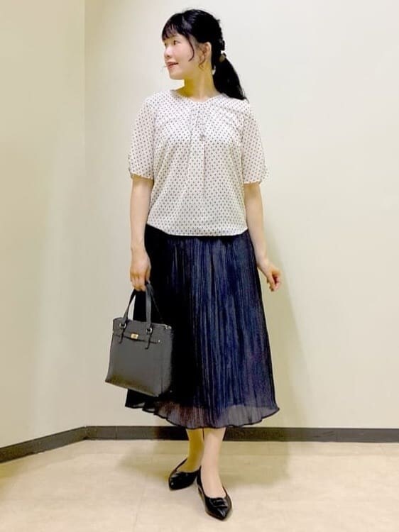 ベージュ系のシャツ/ブラウス、グレー系のカーディガン/ボレロ、ブラック系のスカートを着用したレディースの秋コーディネートの7枚目の写真