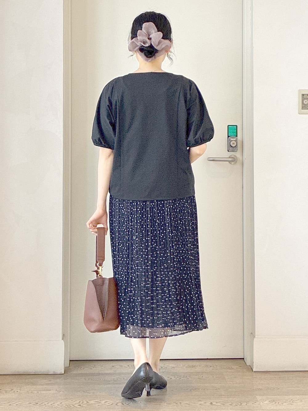ブラック系のTシャツ/カットソー、ブルー系のシャツ/ブラウス、ブルー系のスカートを着用したレディースの秋コーディネートの3枚目の写真