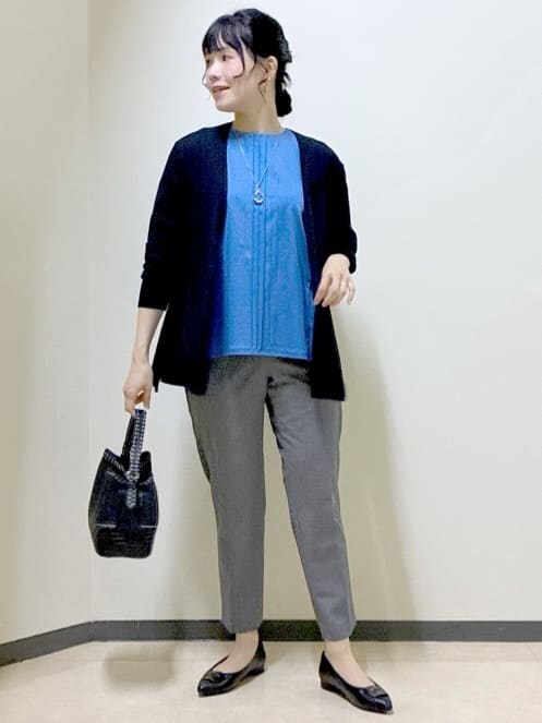 ブラック系のカーディガン/ボレロ、ブルー系のTシャツ/カットソー、ブラック系のその他パンツを着用したレディースの秋コーディネートの5枚目の写真