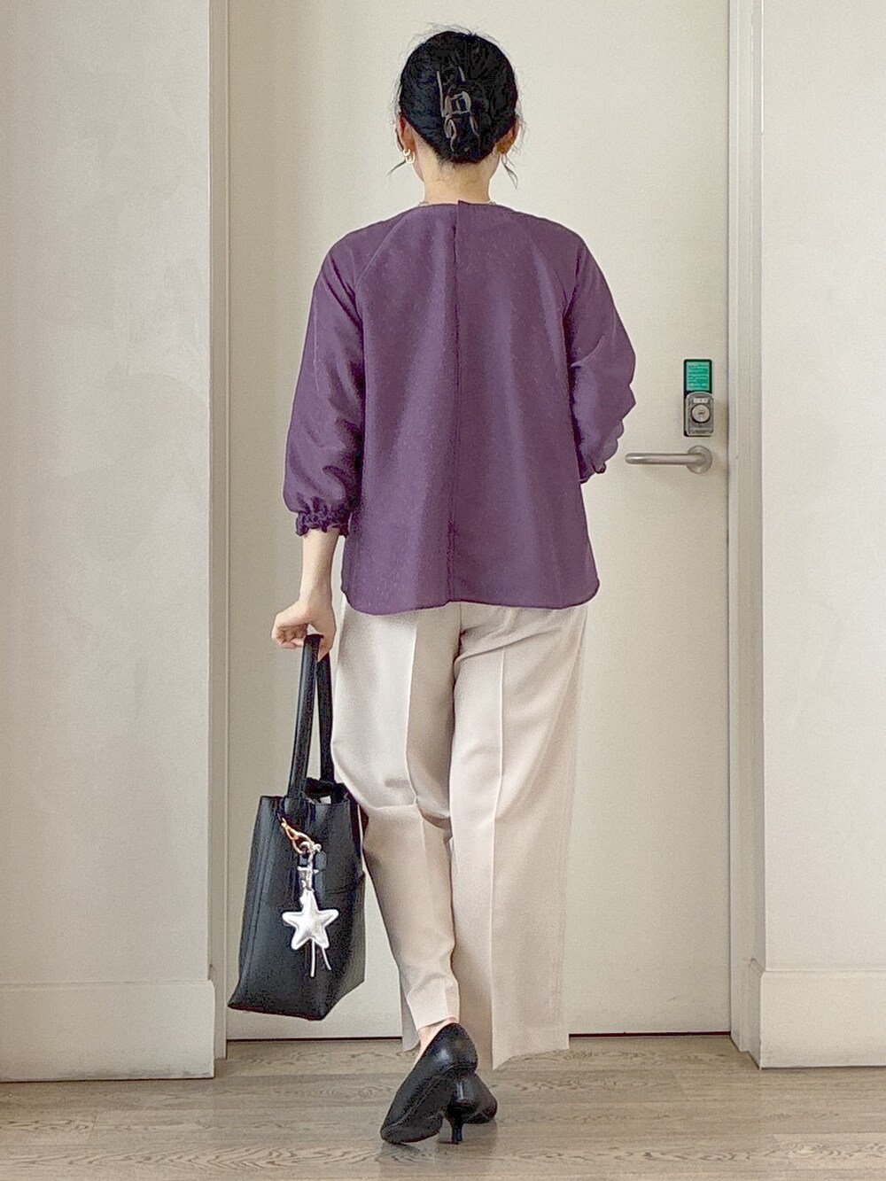 パープル系のシャツ/ブラウス、ベージュ系のその他パンツ、ブラウン系のシャツ/ブラウスを着用したレディースの秋コーディネートの3枚目の写真