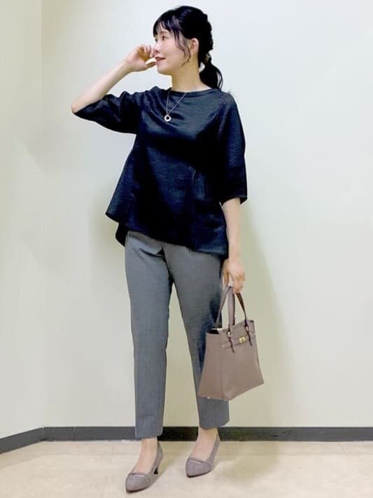 ブラック系のシャツ/ブラウス、ブラック系のその他パンツ、ブルー系のTシャツ/カットソーを着用したレディースの秋コーディネートの6枚目の写真