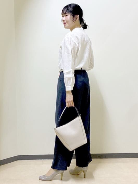 ホワイト系のシャツ/ブラウス、ブルー系のその他パンツ、パープル系のカーディガン/ボレロを着用したレディースの春コーディネートの4枚目の写真