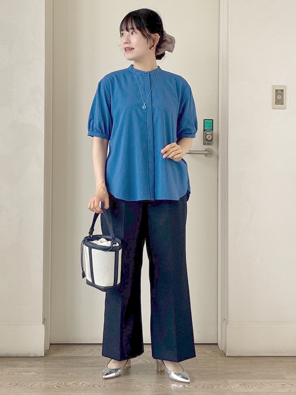 ブルー系のシャツ/ブラウス、ブルー系のその他パンツ、ブルー系のショルダーバッグを着用したレディースの夏コーディネートの9枚目の写真