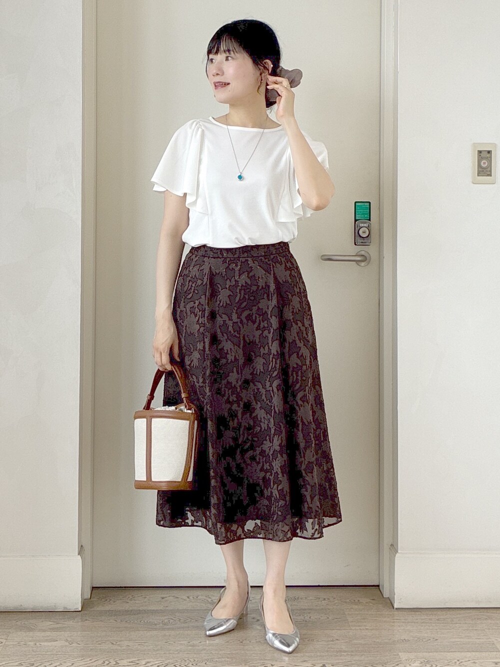 ホワイト系のTシャツ/カットソー、ブラウン系のスカート、イエロー系のショルダーバッグを着用したレディースの夏コーディネートの5枚目の写真