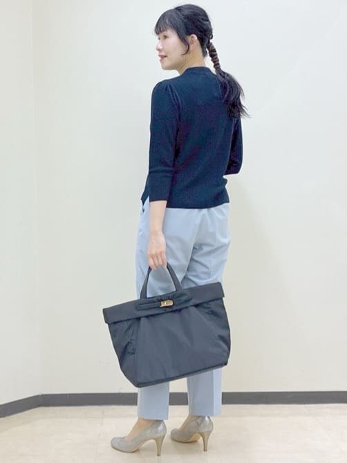 ブルー系のニット/セーター、ブルー系のカーディガン/ボレロ、ブルー系のその他パンツを着用したレディースの春コーディネートの4枚目の写真
