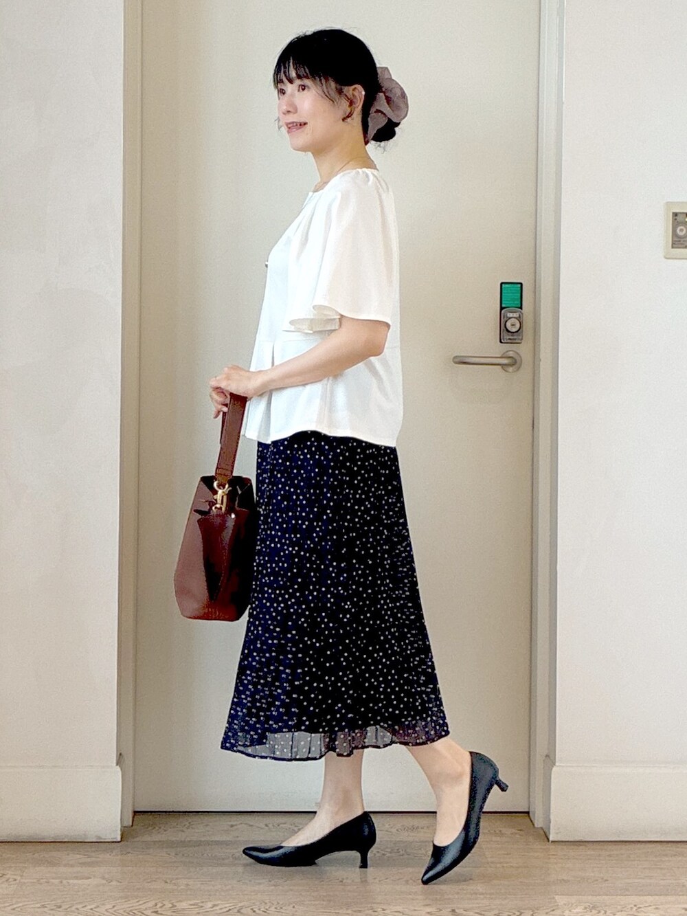 ホワイト系のTシャツ/カットソー、ブルー系のシャツ/ブラウス、ブルー系のスカートを着用したレディースの秋コーディネートの2枚目の写真