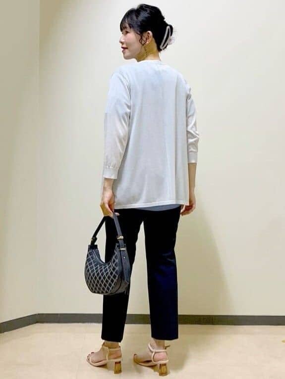 グレー系のカーディガン/ボレロ、ブルー系のシャツ/ブラウス、ブルー系のその他パンツを着用したレディースの夏コーディネートの4枚目の写真