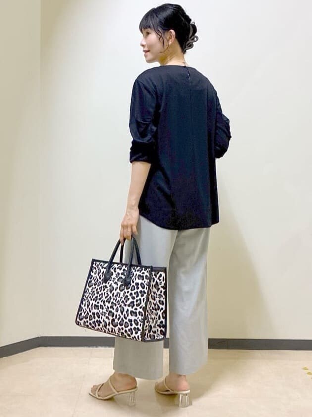 ホワイト系のTシャツ/カットソー、ブルー系のその他パンツ、ブルー系のTシャツ/カットソーを着用したレディースの夏コーディネートの10枚目の写真