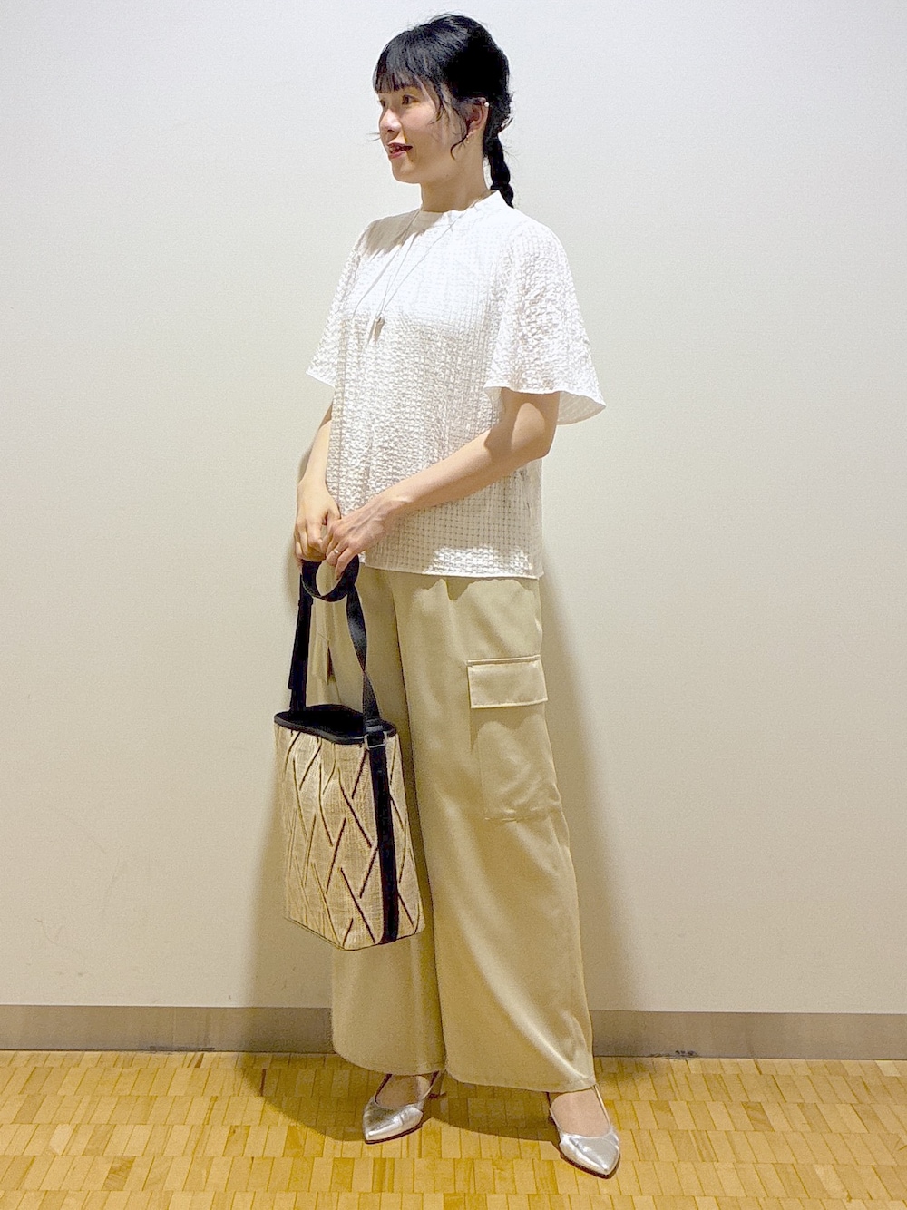 ブルー系のテーラードジャケット、ベージュ系のその他パンツ、ベージュ系のショルダーバッグを着用したレディースの春コーディネートの7枚目の写真