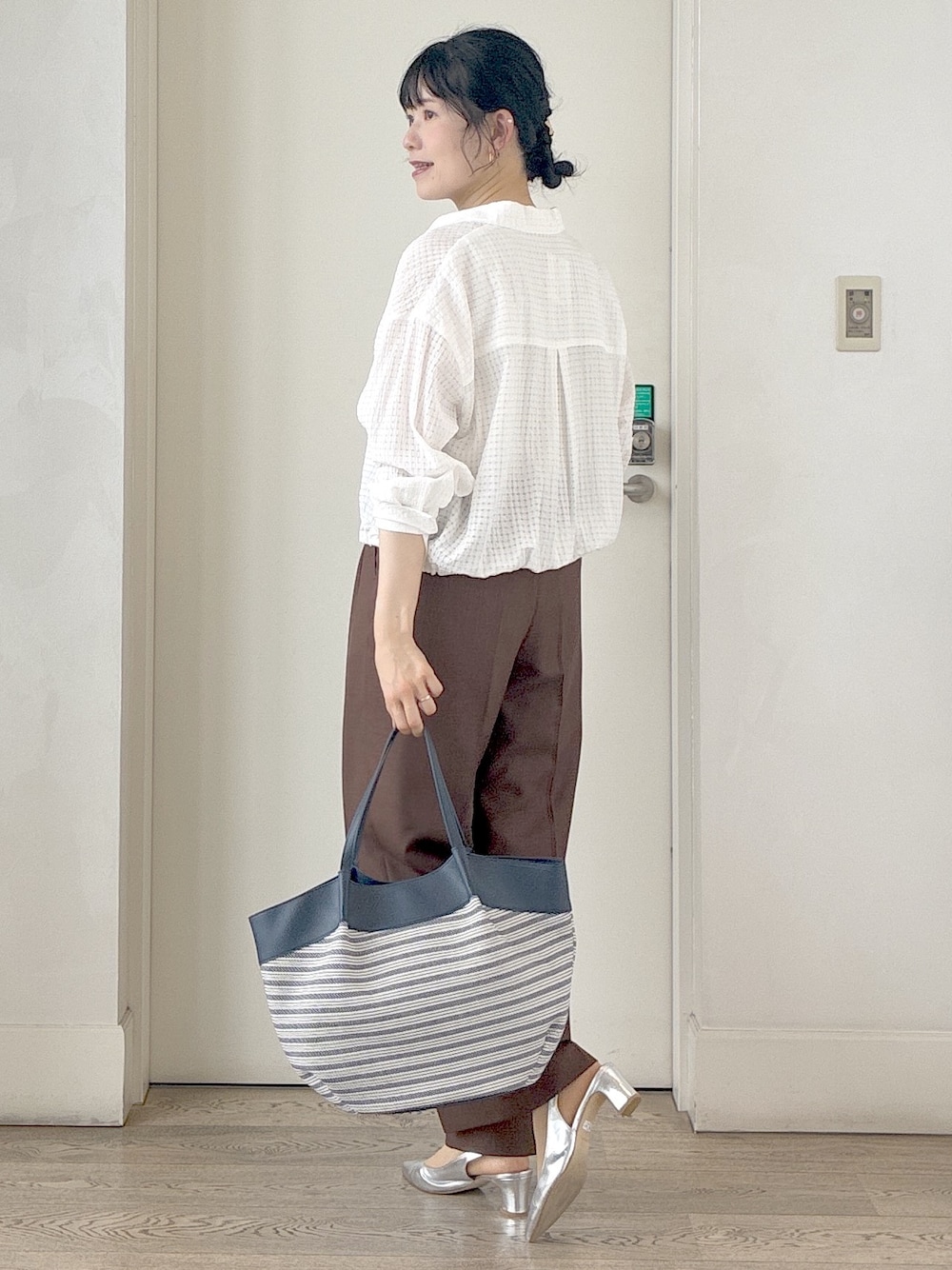 ホワイト系のシャツ/ブラウス、ブルー系のトートバッグ、ブラウン系のその他パンツを着用したレディースの春コーディネートの4枚目の写真