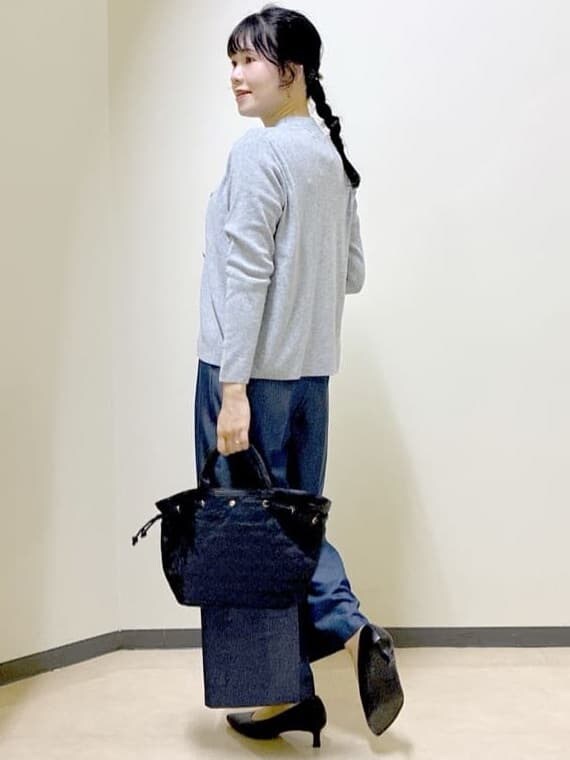 グレー系のニット/セーター、グレー系のカーディガン/ボレロ、ブルー系のその他パンツを着用したレディースの冬コーディネートの10枚目の写真