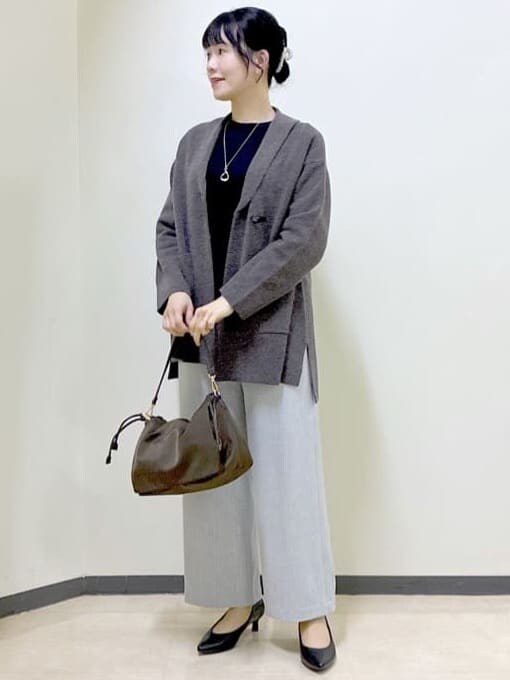 ブラウン系のカーディガン/ボレロ、ブラック系のニット/セーター、グレー系のその他パンツを着用したレディースの冬コーディネートの2枚目の写真